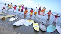 Sejumlah peselancar wanita yang mengenakan busana kebaya berfoto sebelum berselancar di Pantai Kuta, Badung, Bali, Jumat (16/4/2021). Kegiatan yang diikuti puluhan perempuan termasuk sejumlah WNA tersebut dilakukan untuk menyambut peringatan Hari Kartini serta membangkitkan sektor pariwisata Bali yang terdampak pandemi COVID-19. ANTARA FOTO/Fikri Yusuf  