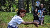 Sejumlah penari menampilkan tarian pada peringatan Hari Kartini di Dago Pakar, Kabupaten Bandung, Jawa Barat, Rabu (21/4/2021). ANTARA FOTO/Raisan Al Farisi  