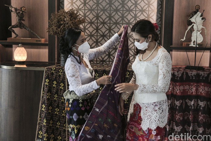 21 perempuan dari berbagai profesi memperingati Hari Kartini. Mereka mengadakan fashion show dengan mengenakan wastra.