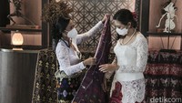 Diketahui, wastra atau tekstil memiliki arti yang sama yaitu kain. Namun yang membedakan keduanya adalah proses pembuatannya.