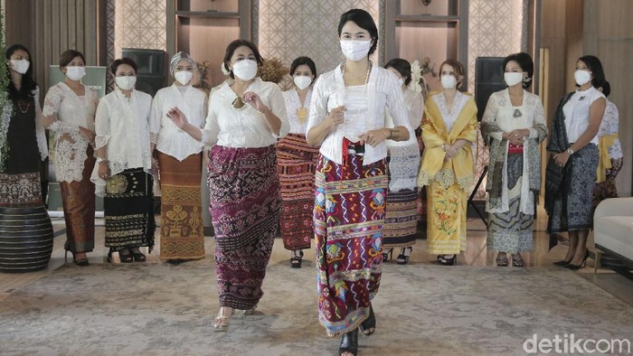 Berbalut Wastra, 21 Perempuan Ragam Profesi Peringati Hari Kartini 21 perempuan dari berbagai profesi memperingati Hari Kartini. Mereka mengadakan fashion show dengan mengenakan wastra.