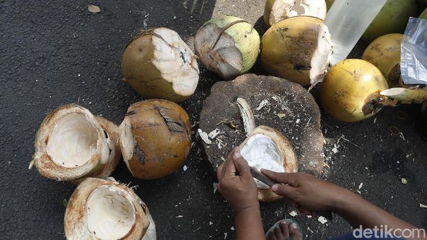 Setiap Bulan Ramadhan, masyarakat kerap berburu takjil untuk berbuka puasa. Yang banyak diburu warga salah satunya adalah es kelapa muka.