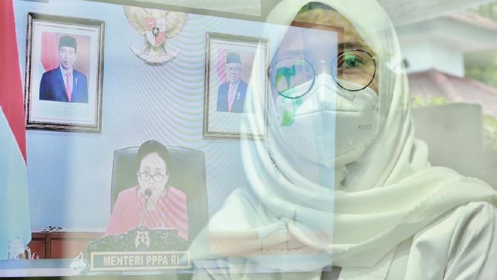 Bupati Banyuwangi Ipuk Fiestiandani mengikuti secara virtual pendampingan perempuan korban kekerasan.