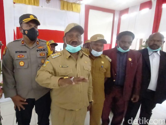 Bupati Puncak, Papua, Willem Wandik (tengah) (Aufa/detikcom).