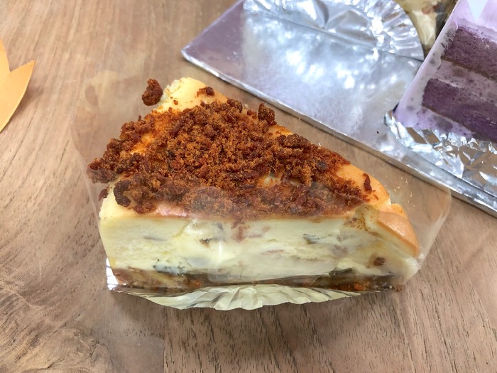 cheesecake varian gurih cheesecake varian gurih, dengan isian bacon dan topping abon daging.