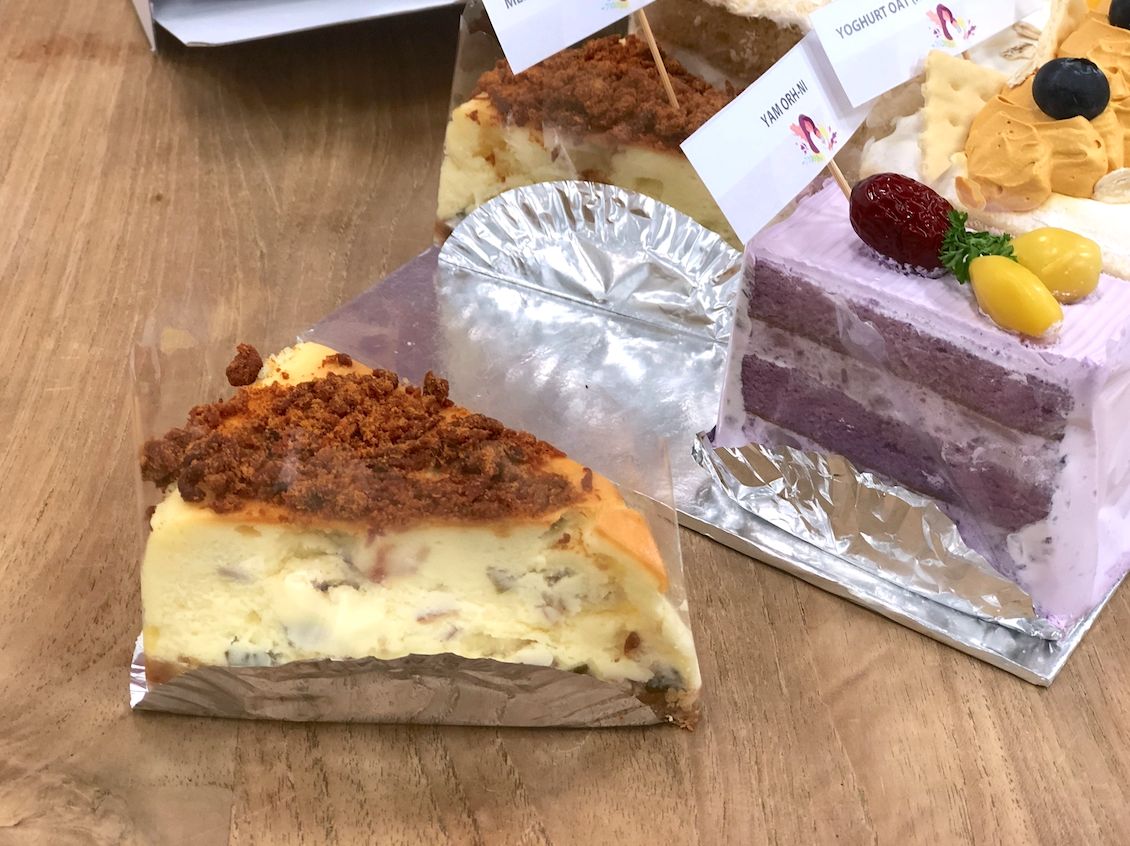 cheesecake varian gurih, dengan isian bacon dan topping abon daging.