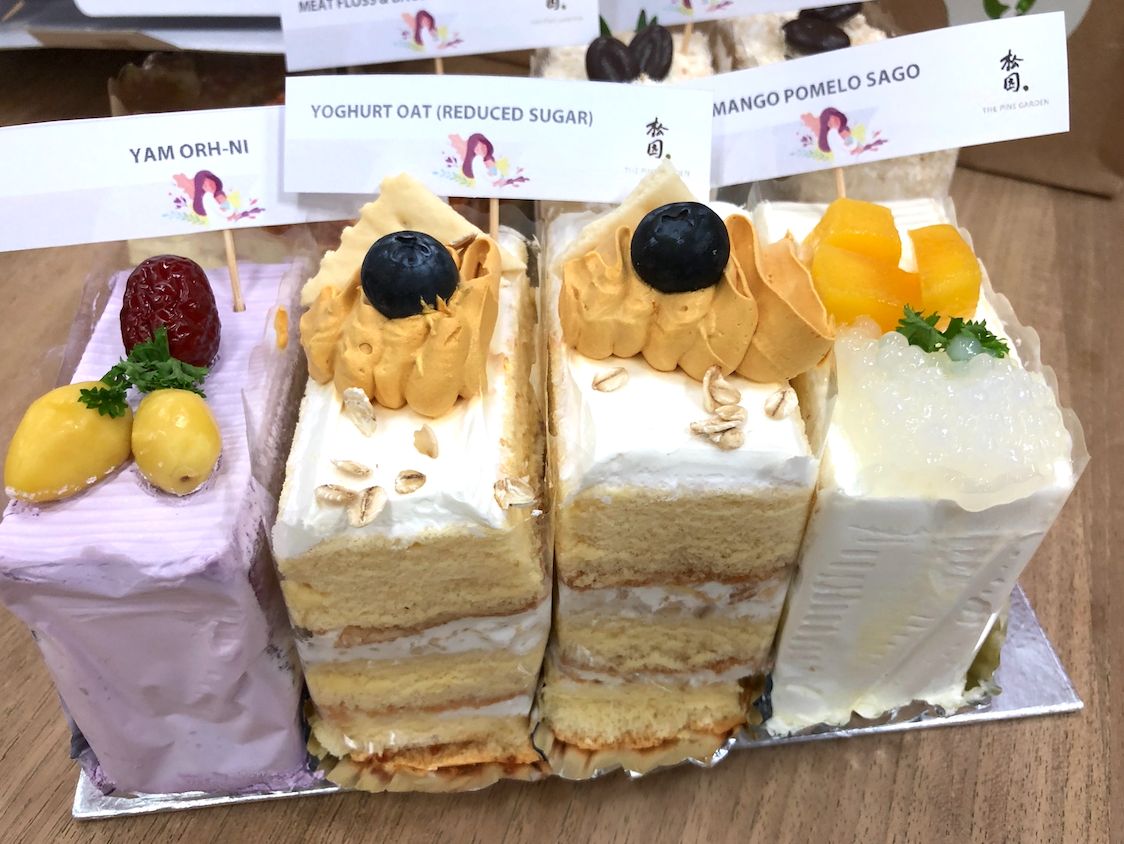 cheesecake varian gurih, dengan isian bacon dan topping abon daging.
