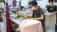 Mukena jadi salah satu barang yang dicari dan meningkat permintaannya di bulan puasa. Fitri apriliani, pemilik productionplus.id mengaku, bahwa ditempat produksinya ini bisa memproduksi mukena hingga 500pcs dalam satu minggu.