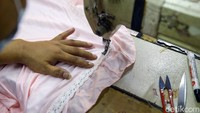 Usaha milik Fitri ini awalnya memproduksi pakaian-pakaian wanita.  