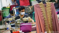 Di bulan Ramadhan seperti saat ini yang paling banyak dipesan adalah mukena, gamis dan baju keluarga.