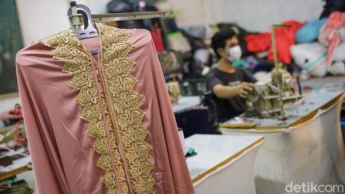 Permintaan mukena meningkat di bulan Ramadhan. Hal itu pun dirasakan oleh salah satu pengusaha di Tangerang yang mengaku kebanjiran orderan di bulan puasa.