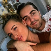 Sammy Kimmence mengaku bahwa dirinya meminta uang kepada korbannya, Martin dan Haynes secara bertahap. Saat ini salah satu korbannya, Martin, telah meninggal pada November tahun lalu. Sedangkan Haynes menderita Alzheimer. Foto: Instagram/@danidyerxx