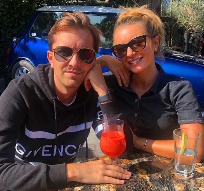 Martin dan Haynes sendiri merupakan salah satu klien di perusahaan investasi resmi tempat Sammy Kimmence sebelumnya bekerja. Setelah perusahaan tersebut berhenti beroperasi, Sammy Kimmence mulai mengambil alih klien dan mengklaim bahwa dirinya berwenang untuk menyediakan jasa keuangan investasi tersebut. Foto: Instagram/@danidyerxx