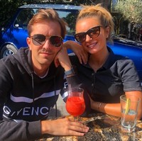 Martin dan Haynes sendiri merupakan salah satu klien di perusahaan investasi resmi tempat Sammy Kimmence sebelumnya bekerja. Setelah perusahaan tersebut berhenti beroperasi, Sammy Kimmence mulai mengambil alih klien dan mengklaim bahwa dirinya berwenang untuk menyediakan jasa keuangan investasi tersebut. Foto: Instagram/@danidyerxx