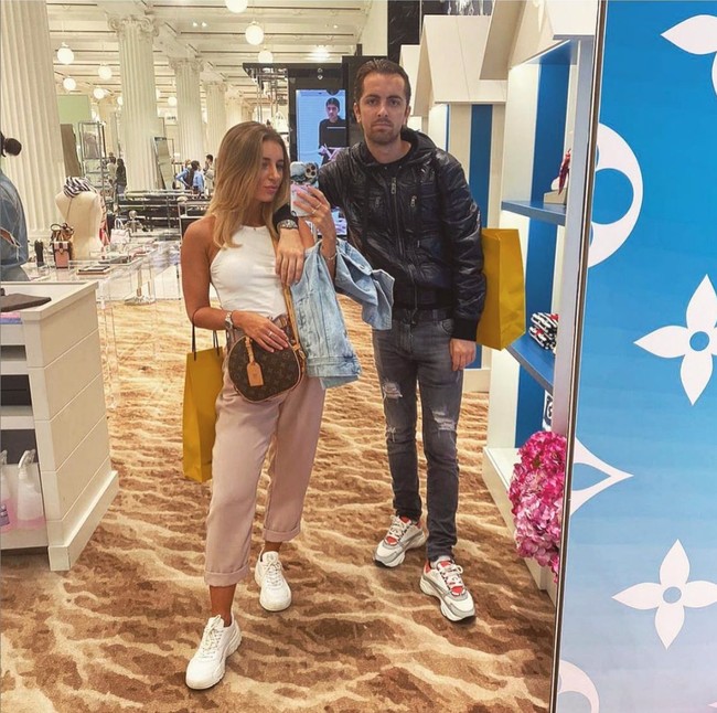 Pria 24 tahun yang merupakan pialang saham dan pesepak bola amatir itu akhirnya mengaku bersalah atas lima tuduhan penipuan yang diajukan padanya. Sammy Kimmence telah menggunakan lebih dari Rp 24 juta untuk kebutuhan dirinya sendiri dan sekitar Rp 26 juta untuk membayar kartu kredit. Foto: Instagram/@danidyerxx