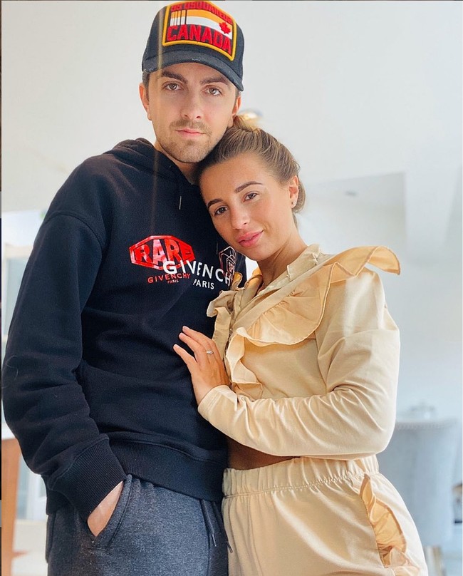 Di awal tahun 2020 Sammy sempat menerima tuntutan terkait penipuan yang dilakukannya. Namun dirinya terlihat tetap konsisten menjalani gaya hidup mewahnya. Hal itu tampak dari unggahan-unggahan Instagram Sammy dan juga Dani Dyer. Foto: Instagram/@danidyerxx