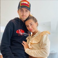 Di awal tahun 2020 Sammy sempat menerima tuntutan terkait penipuan yang dilakukannya. Namun dirinya terlihat tetap konsisten menjalani gaya hidup mewahnya. Hal itu tampak dari unggahan-unggahan Instagram Sammy dan juga Dani Dyer. Foto: Instagram/@danidyerxx