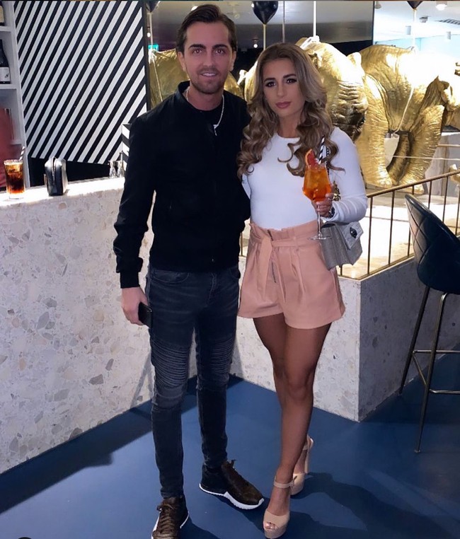 Sammy Didakwa atas tuduhan penipuan terhadap dua orang pria lansia bernama Peter Haynes, 80 tahun dan Peter Martin, 90 tahun. Sammy menipu kedua lansia tersebut dengan menawarkan untuk menanamkan modal di pasar saham. Padahal uang tersebut dipergunakan oleh Sammy untuk kepentingan pribadinya. Foto: Instagram/@danidyerxx