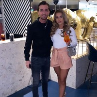 Sammy Didakwa atas tuduhan penipuan terhadap dua orang pria lansia bernama Peter Haynes, 80 tahun dan Peter Martin, 90 tahun. Sammy menipu kedua lansia tersebut dengan menawarkan untuk menanamkan modal di pasar saham. Padahal uang tersebut dipergunakan oleh Sammy untuk kepentingan pribadinya. Foto: Instagram/@danidyerxx