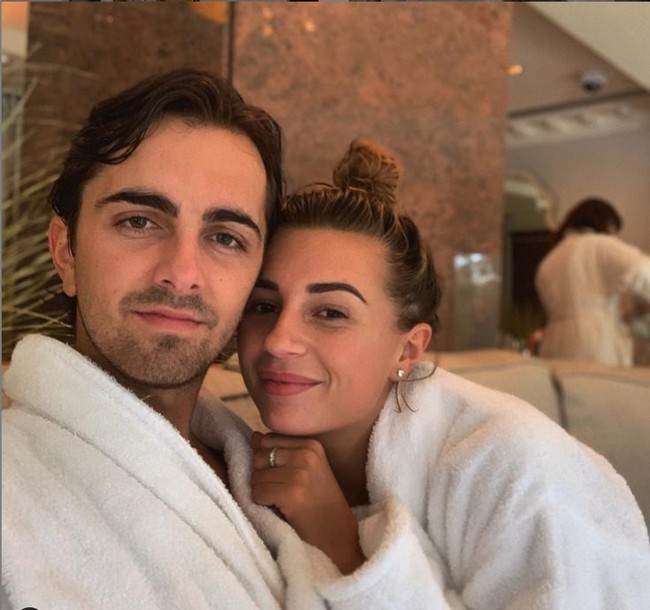 Hubungan artis asal Inggris, Dani Dyer dan Sammy Kimmence belakangan sedang mendapat banyak sorotan. Dilansir dari The Sun, Sammy dikabarkan telah melakukan penipuan yang membuatnya terancam harus mendekam di balik jeruji besi. Foto: Instagram/@danidyerxx