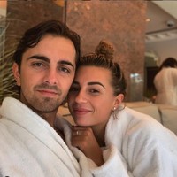 Hubungan artis asal Inggris, Dani Dyer dan Sammy Kimmence belakangan sedang mendapat banyak sorotan. Dilansir dari The Sun, Sammy dikabarkan telah melakukan penipuan yang membuatnya terancam harus mendekam di balik jeruji besi. Foto: Instagram/@danidyerxx