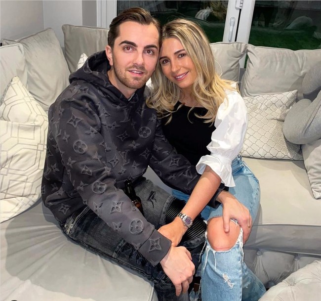 Di media sosialnya, Sammy Kimmence dan Dani Dyer terlihat menjalani gaya hidup mewahnya dengan tinggal di rumah seharga Rp 14,6 miliar.  Tak hanya itu saja, keduanya juga sempat berlibur ke Ibiza dan pergi ke salah satu spa yang harganya cukup mahal. Foto: Instagram/@danidyerxx