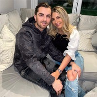 Di media sosialnya, Sammy Kimmence dan Dani Dyer terlihat menjalani gaya hidup mewahnya dengan tinggal di rumah seharga Rp 14,6 miliar.  Tak hanya itu saja, keduanya juga sempat berlibur ke Ibiza dan pergi ke salah satu spa yang harganya cukup mahal. Foto: Instagram/@danidyerxx