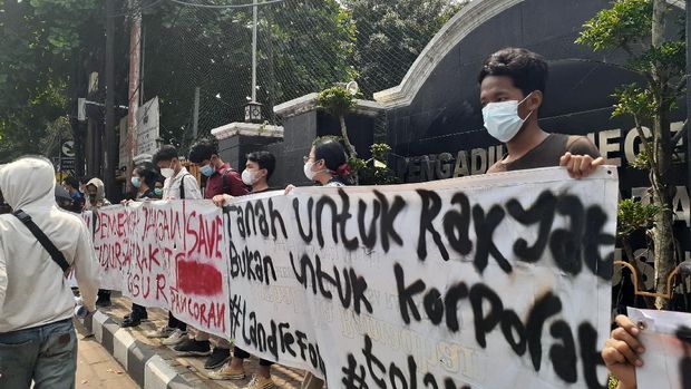 Forum Pancoran Bersatu demo di depan PN Jaksel, Rabu (21/4/2021).