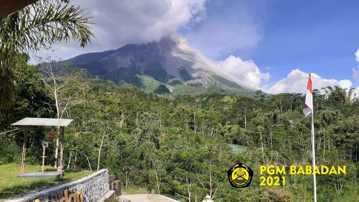 Erupsi Merapi siang ini terpantau dari PGM Babadan, Magelang