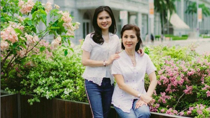 Felicia Tissue dan sang bunda peringati Hari Kartini dengan berkebaya
