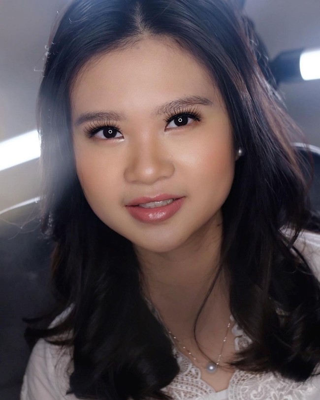 Salah satu penampilan Felicia Tissue yang flawless. Adinda mengatakan, tak ada tantangan berarti saat menangani Felicia dan ibunya. Saya sudah mengerti permintaan mereka. Jadi mereka hanya duduk di studio saya, saya bekerja saja sambil ngobrol biasa, kata perempuan 38 tahun itu. (Foto: Instagram/@adindasardjono dan @rhezakwek)