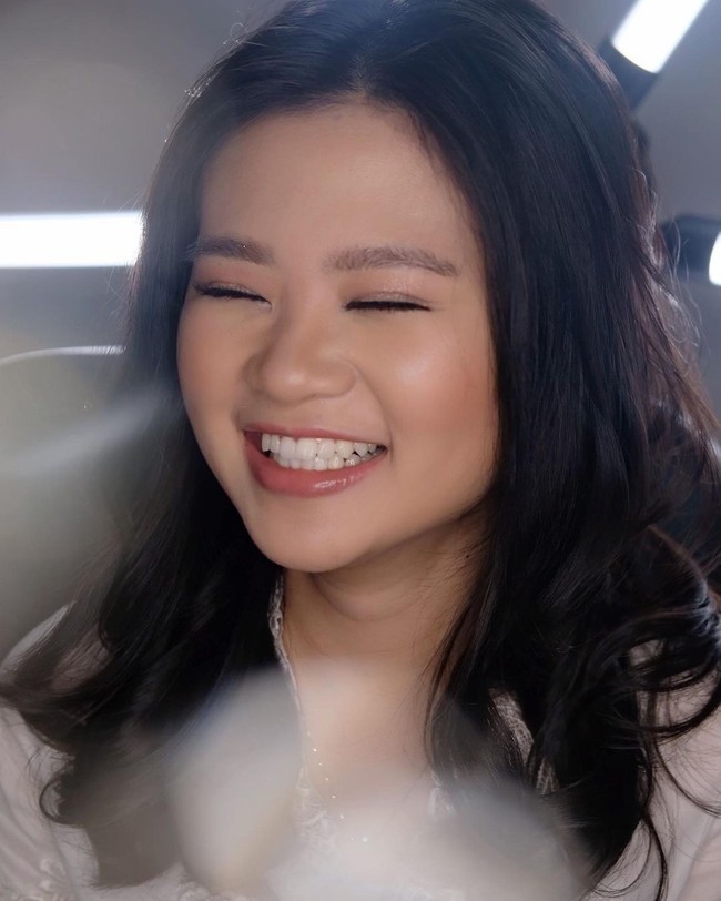 Felicia Tissue memasang eskpresi wajah bahagia dengan senyum yang semringah, seolah sudah move-on dari drama ghosting yang membayangi kisah asmaranya dengan putra Presiden RI Joko Widodo, Kaesang. (Foto: Instagram/@adindasardjono dan @rhezakwek)