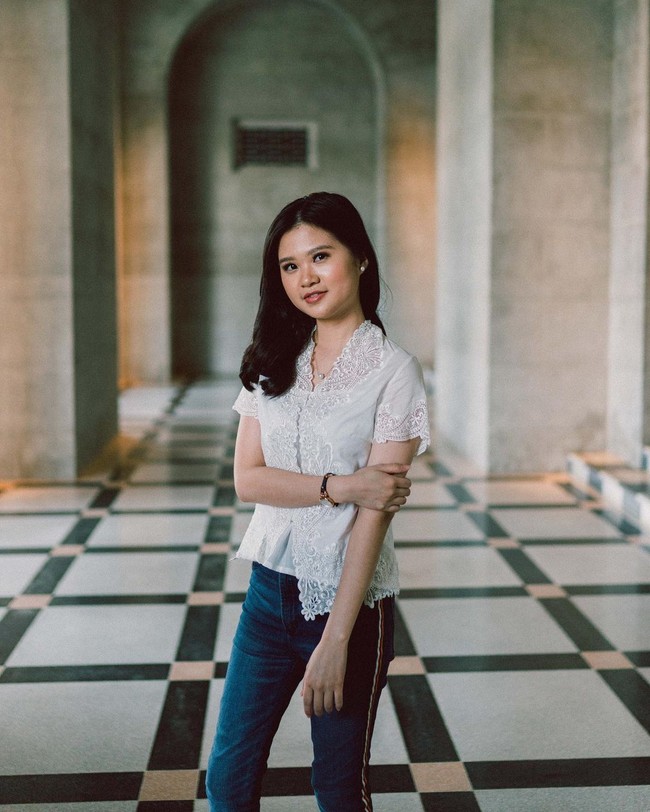 Felicia Tissue tampil dengan riasan flawless tidak lama setelah dirinya di-ghosting Kaesang Pangarep terungkap. Penampilannya berkebaya ini dalam rangka Hari Kartini 2021. Foto: Instagram/@adindasardjono dan @rhezakwek