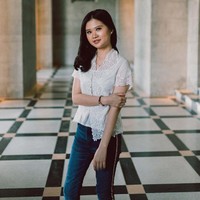 Felicia Tissue tampil dengan riasan flawless tidak lama setelah dirinya di-ghosting Kaesang Pangarep terungkap. Penampilannya berkebaya ini dalam rangka Hari Kartini 2021. Foto: Instagram/@adindasardjono dan @rhezakwek