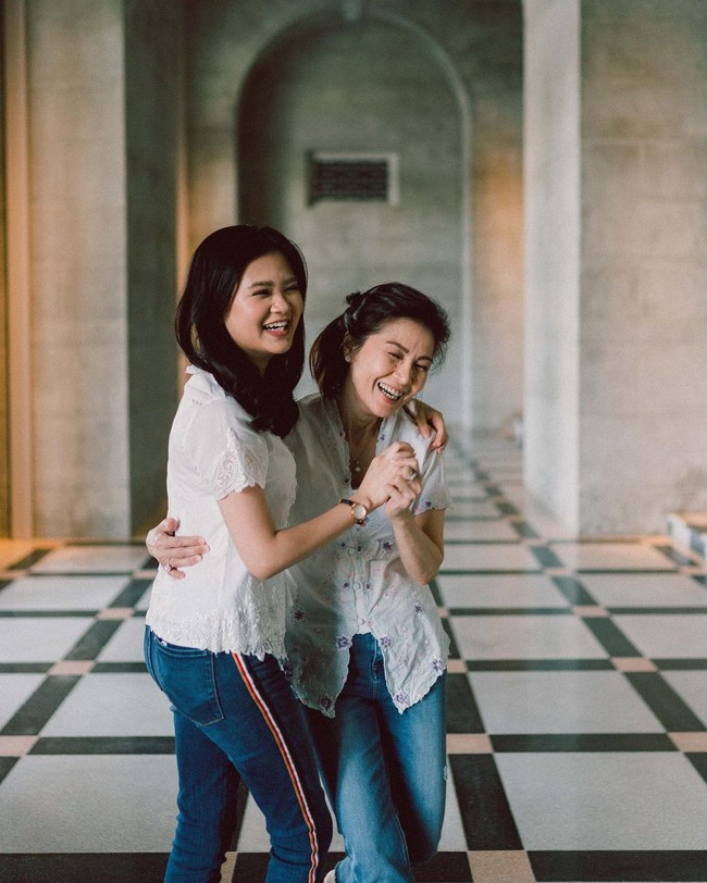 Di pemotretan tersebut, Felica Tissue tak sendiri. Ia juga beraksi bersama sang ibunda, Meilia Lau. (Foto: Instagram/@adindasardjono dan @rhezakwek)
