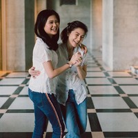 Di pemotretan tersebut, Felica Tissue tak sendiri. Ia juga beraksi bersama sang ibunda, Meilia Lau. (Foto: Instagram/@adindasardjono dan @rhezakwek)