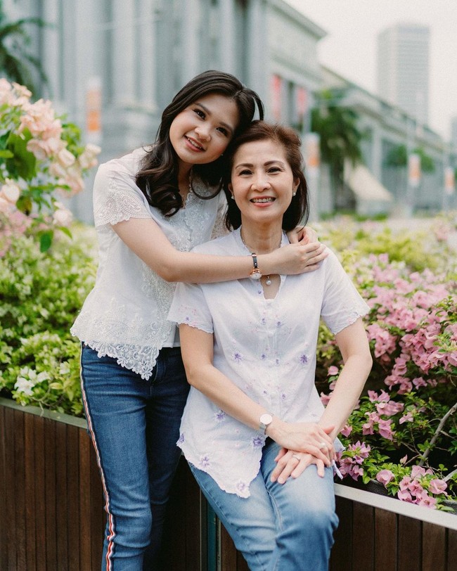 Pada Maret 2021 tiba-tiba saja ibunda Felicia Tissue, Meilia Lau, muncul ke publik dan mengungkapkan bahwa Kaesang melakukan ghosting (menghilang tanpa kabar) terhadap hubungan dengan Felicia. Foto: Instagram/@adindasardjono dan @rhezakwek