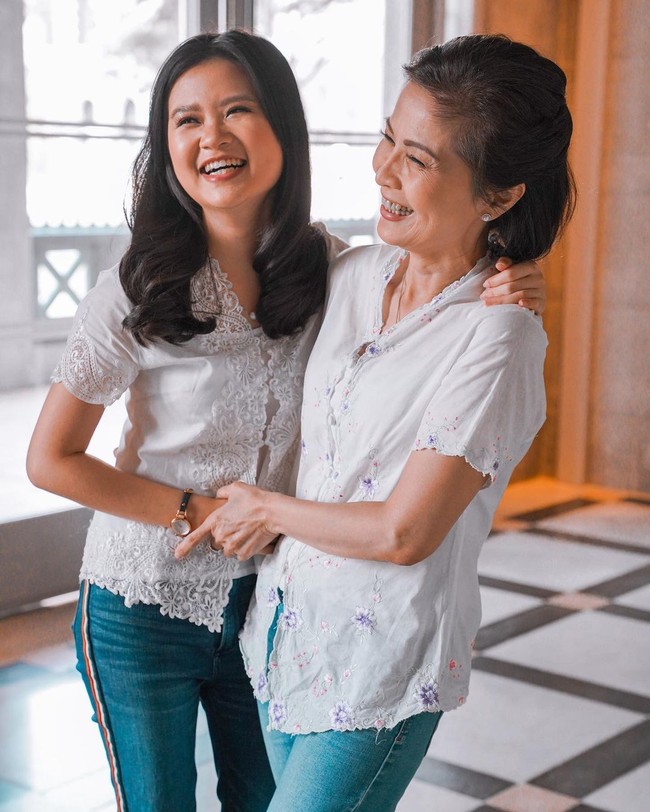 Berpose dalam balutan busana kembar, mereka pun memamerkan kekompakan ibu-anak. Ketika hubungan Felicia dan Kaesang kandas, Meilia dengan vokal membela putrinya. (Foto: Instagram/@adindasardjono dan @rhezakwek)