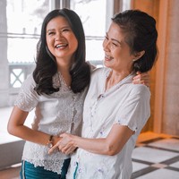 Berpose dalam balutan busana kembar, mereka pun memamerkan kekompakan ibu-anak. Ketika hubungan Felicia dan Kaesang kandas, Meilia dengan vokal membela putrinya. (Foto: Instagram/@adindasardjono dan @rhezakwek)