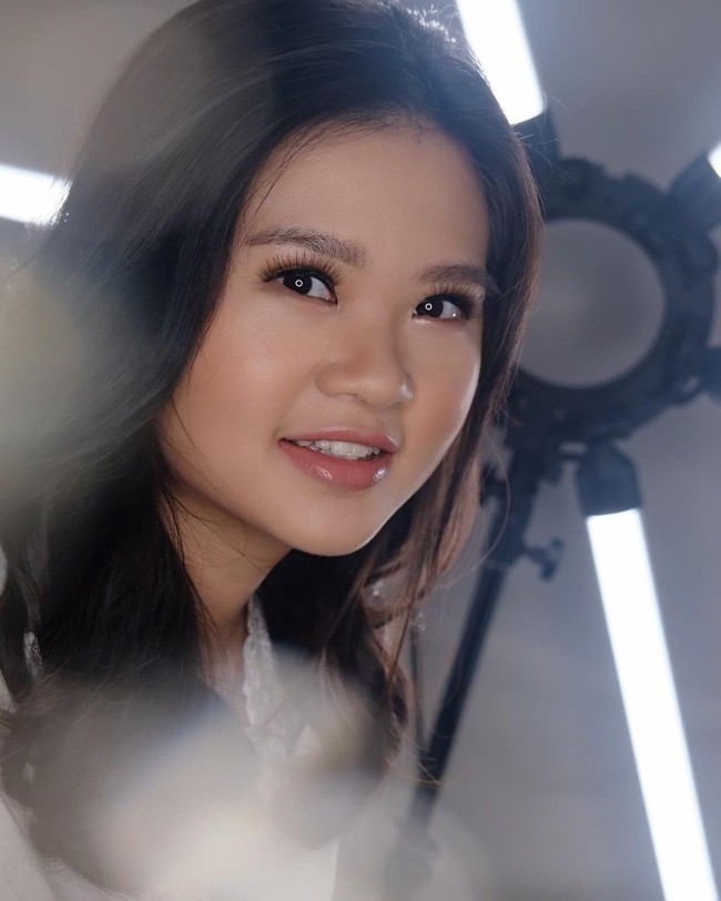 Tema makeup natural flawless makeup, kata Adinda yang berdomisili di Singapura kepada Wolipop, Rabu (21/4/2021). Ia mengatakan, pemotretan yang dilakukan di Marina Bay Sands, Singapura, pada 18 April 2021 tersebut untuk merayakan Hari Kartini.  (Foto: Instagram/@adindasardjono dan @rhezakwek)