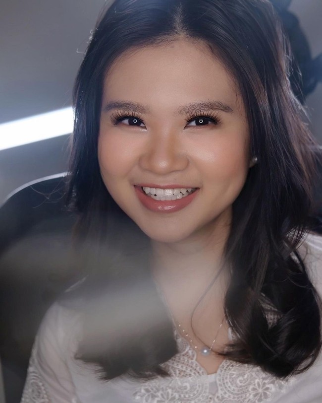 Felicia Tissue menebar pesonanya dalam deretan foto terbaru yang diunggah di Instagram @adindasardjono. Akun tersebut miliki makeup artist Adinda Sardjono yang merias wajah Felicia untuk pemotretan tersebut. (Foto: Instagram/@adindasardjono dan @rhezakwek)