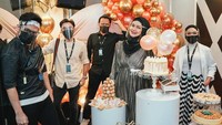 Dato Siti memiliki tim produksi yang juga sangat membantunya. Bahkan, pada perayaan ulang tahunnya, tim dari rumah produksinya menyiapkan sebuah pesta kejutan yang lengkap dengan tumpukan kue kesukaan Dato Siti Nurhaliza. Foto: Instagram@ctdk