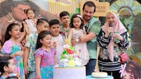 Tak hanya ulang tahun dirinya, untuk perayaan ulang tahun sang anak pertama, Aafiyah, ia juga turun langsung untuk menyiapkan acara pesta ulang tahun. Tentunya lengkap dengan kue ulang tahun bertema Moana yang merupakan karakter kesukaan sang putri. Foto: Instagram@ctdk