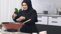 Keseruan Dato Siti memasak di rumah bahkan seringkali menarik bagi beberapa acara TV yang kemudian secara khusus menyiarkan keseharian ibu dari dua anak ini. Foto: Instagram@ctdk