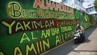 Diketahui, mural itu dibuat untuk mempercantik gang tersebut.  