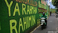embok yang berlatar hijau ini bertuliskan shalawat, sehingga warga yang melintas selalu ingat untuk bershalawat serta tak meninggalkan salat.  