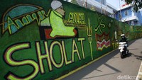 Warga berinisiatif mengubah dinding gang dengan mural bernuansa Islami.  