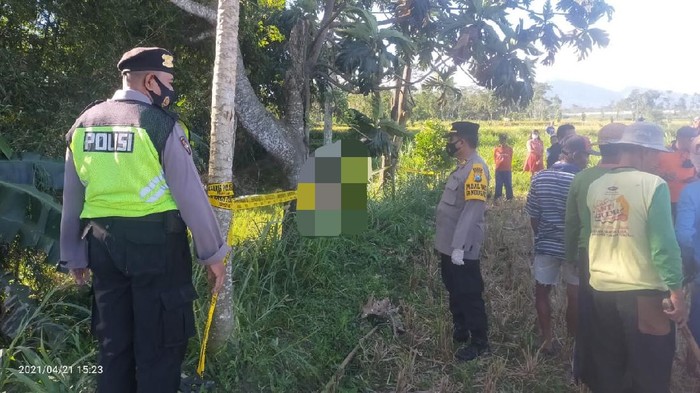 Pria di Blitar nekat gantung diri. Pria 35 tahun itu diduga depresi setelah keinginannya mengakhiri masa lajang tak kunjung terlaksana.