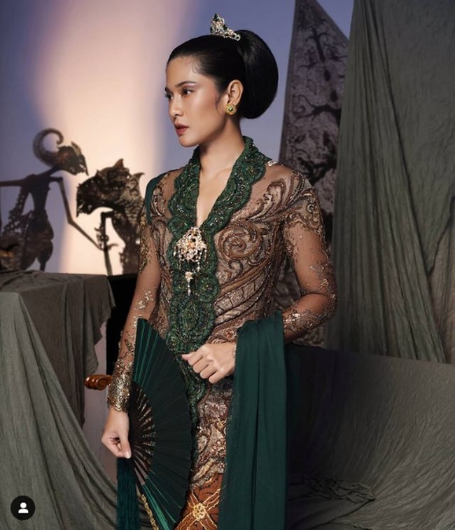 Juga berbalut kebaya hijau, aktris Dian Sastrowardoyo. Lengkap dengan sanggul, penampilannya sukses mewakili pesona seorang perempuan Indonesia. (Foto: Instagram)