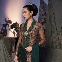 Juga berbalut kebaya hijau, aktris Dian Sastrowardoyo. Lengkap dengan sanggul, penampilannya sukses mewakili pesona seorang perempuan Indonesia. (Foto: Instagram)
